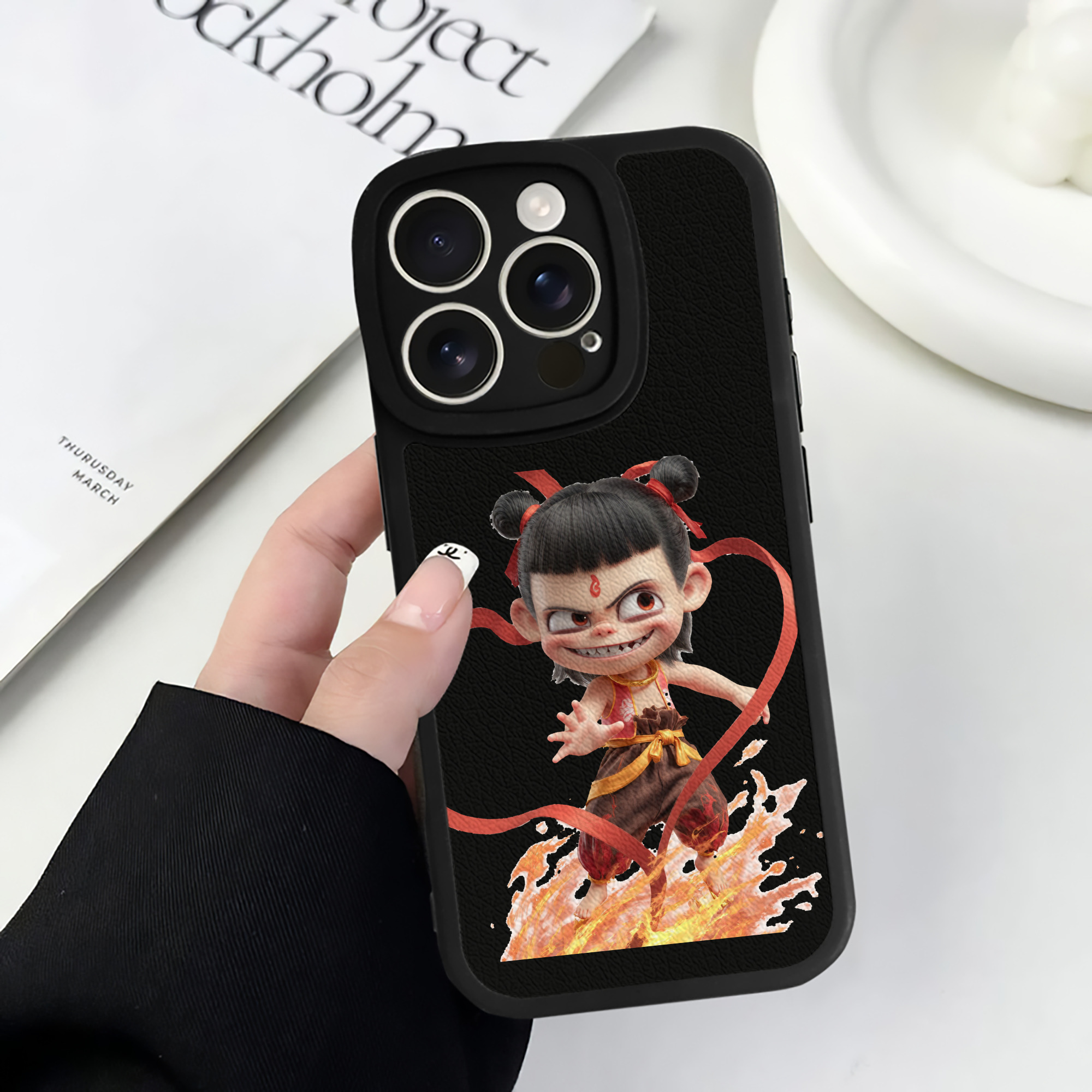 （画像用） Ne Zha 2 ナタ 魔童の大暴れ 【iPhone 16シリーズ対応】シリコンスマホケース（レザー調） 材質：シリコン